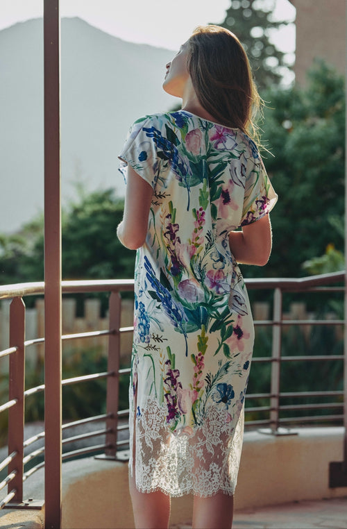 Chemise de nuit longueur midi Cléa en satin imprimé fleuri | Marjolaine lingerie