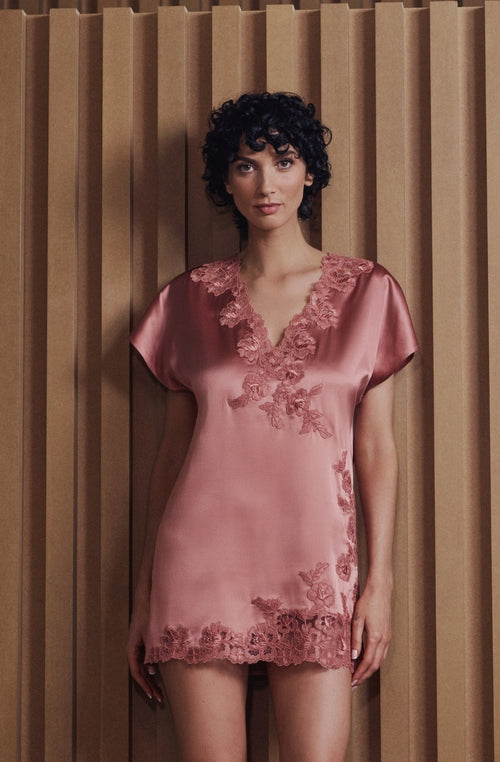 Chemise de nuit courte Bonnie en satin et broderie rose | Marjolaine lingerie