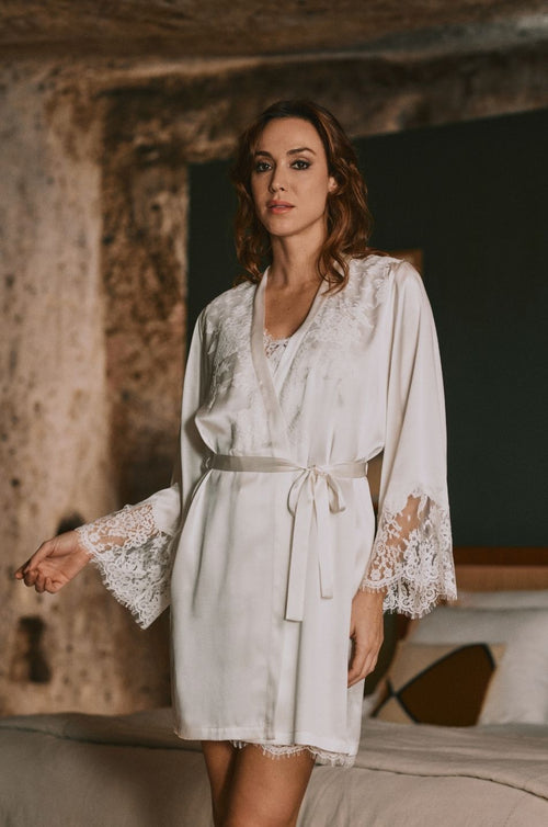 Kurzes weißes Tess Unterkleid aus Seide mit Spitze verziert | Marjolaine Dessous