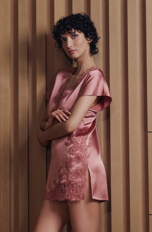 Chemise de nuit courte Bonnie en satin et broderie rose | Marjolaine lingerie