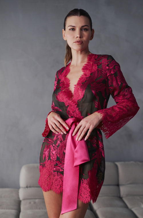 Kurzes, gemustertes und mit Spitze besetztes Barbara-Negligé aus Musselin. | Marjolaine Dessous