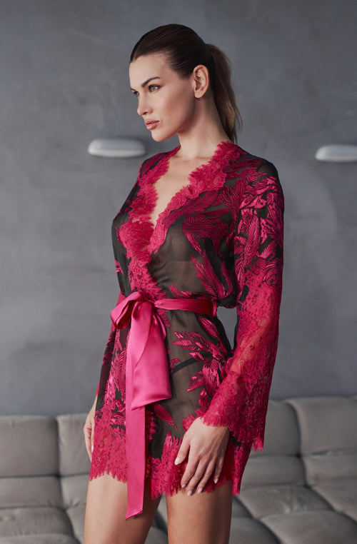 Kurzes, gemustertes und mit Spitze besetztes Barbara-Negligé aus Musselin. | Marjolaine Dessous