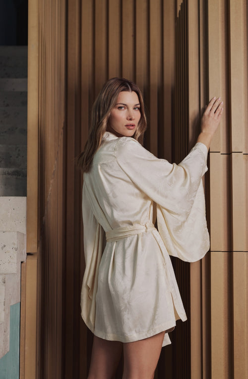 Kimono court Béatrice en satin jacquard crème | Marjolaine lingerie