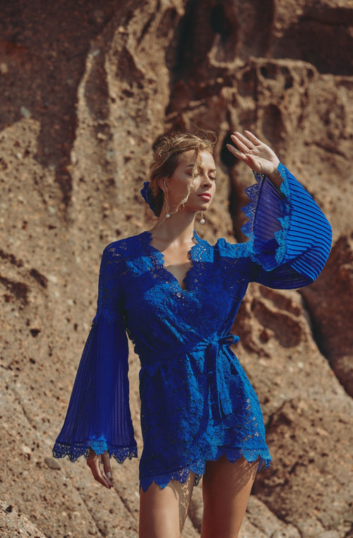 Celeste short kimono in lace and blue pleated chiffon | Marjolaine lingerie