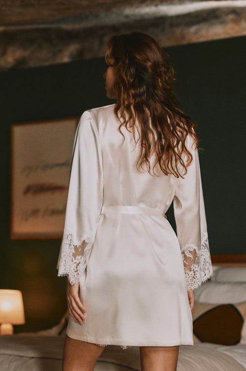 Kurzes weißes Tess Unterkleid aus Seide mit Spitze verziert | Marjolaine Dessous