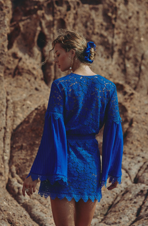 Celeste short kimono in lace and blue pleated chiffon | Marjolaine lingerie