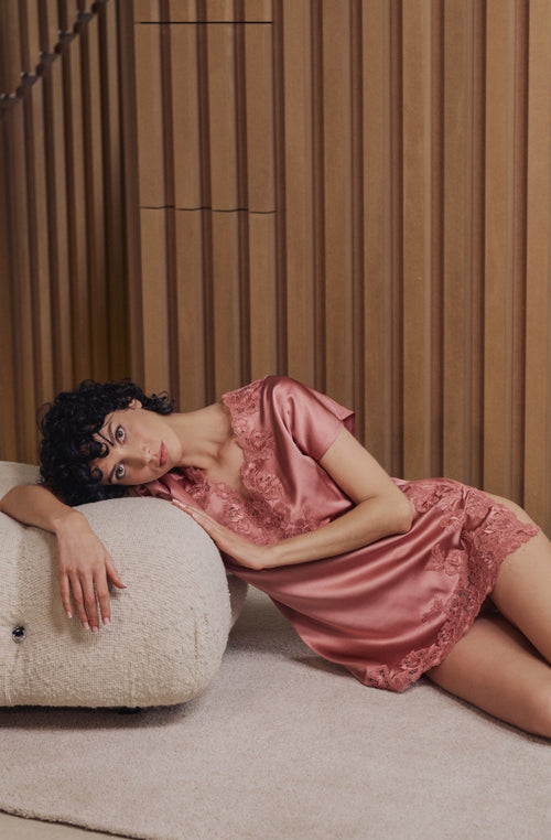 Bonnie short nightgown in satin with pink embroidery - Marjolaine - 3