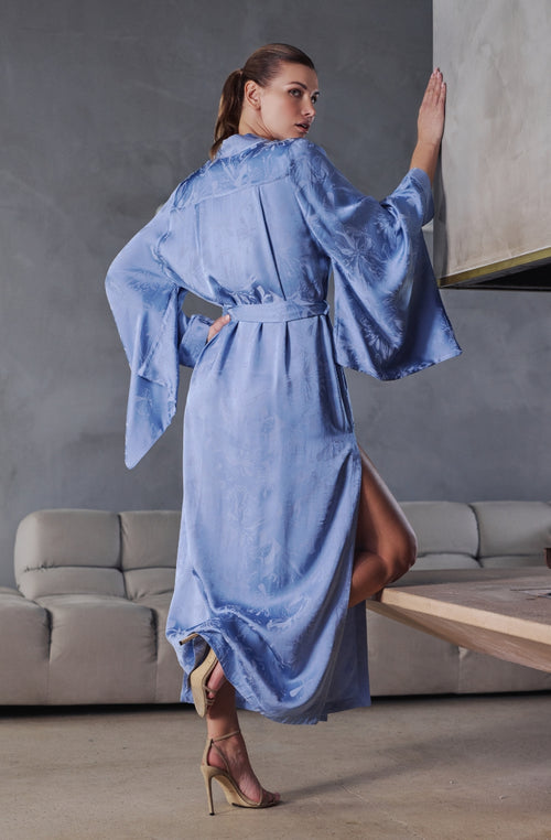 Kimono long Béatrice en satin jacquard bleu acier | Marjolaine lingerie