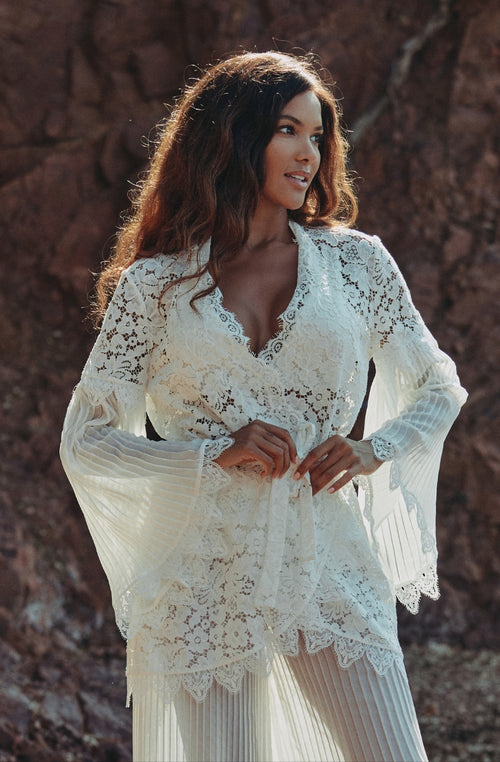 Kurzer Kimono Céleste aus Spitze und plissiertem weißem Chiffon | Marjolaine Dessous