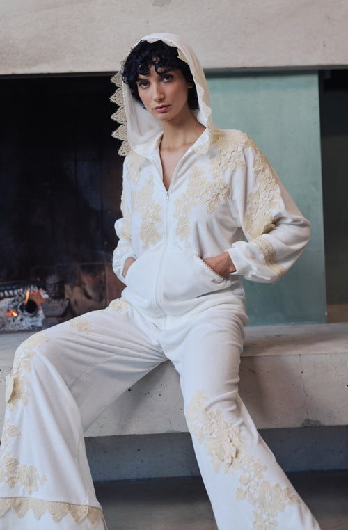 Veste à capuche Bianca en molleton de coton blanc et guipure | Marjolaine lingerie