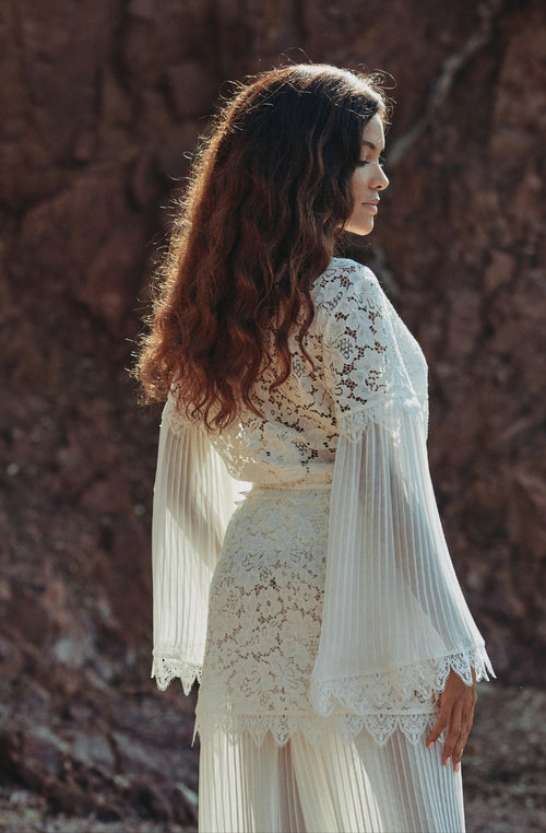 Kurzer Kimono Céleste aus Spitze und plissiertem weißem Chiffon | Marjolaine Dessous