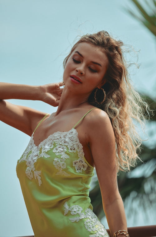 Grünes, geschlitztes Seidennachthemd mit weißer Carmela-Stickerei - Marjolaine - 3