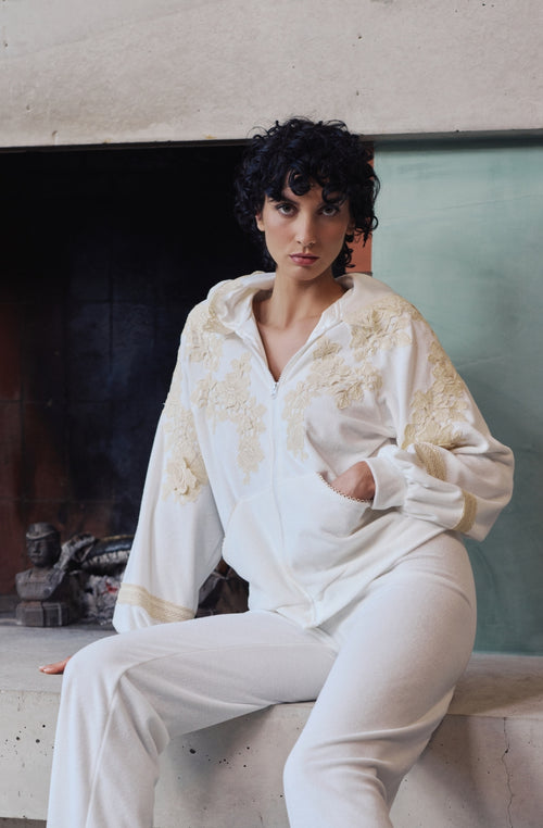 Veste à capuche Bianca en molleton de coton blanc et guipure | Marjolaine lingerie