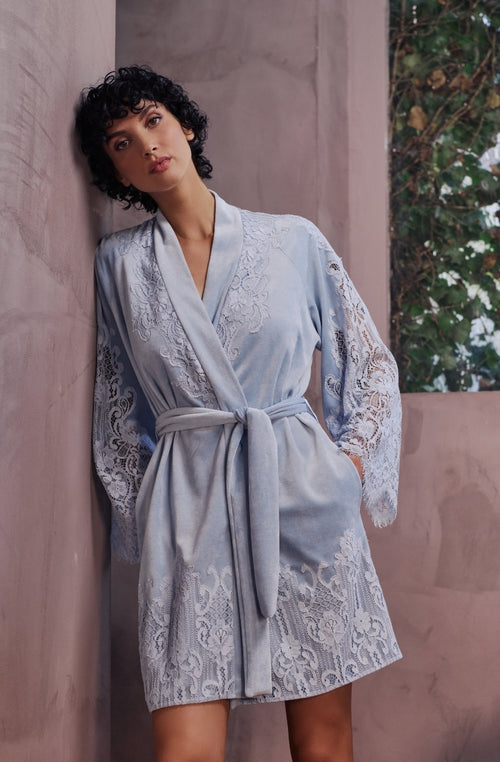 Peignoir court bleu Branda en velours et dentelle | Marjolaine lingerie