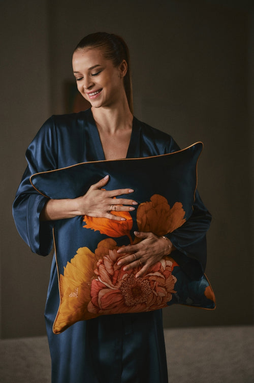 Dahlia Kissenbezug aus bedruckter Seide in Mitternachtsblau – Marjolaine