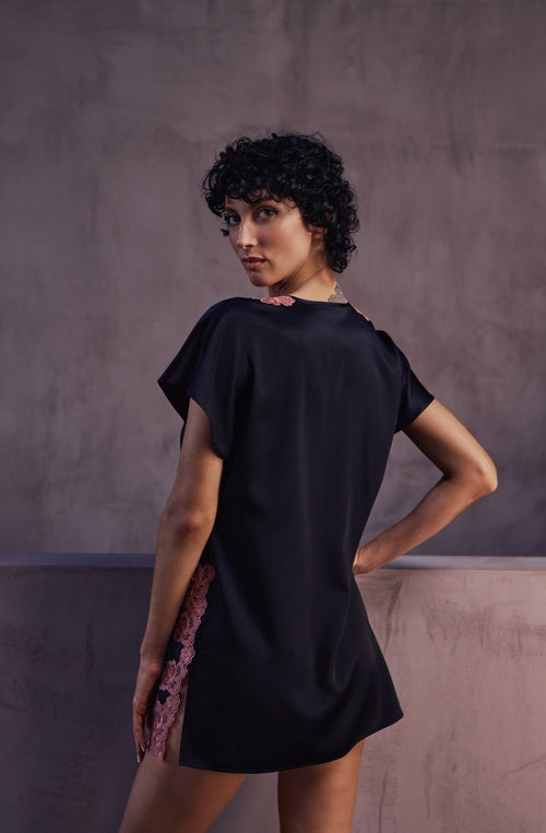 Chemise de nuit courte Bonnie en satin noir et broderie rose - Marjolaine - 3