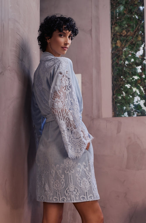 Peignoir court bleu Branda en velours et dentelle | Marjolaine lingerie