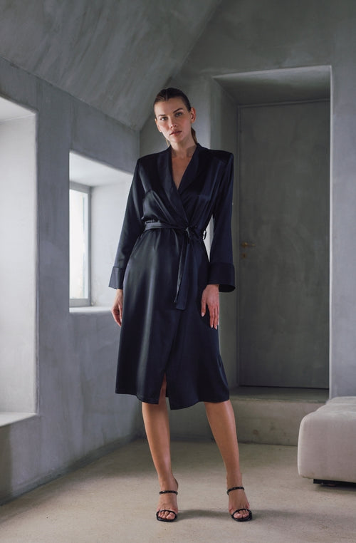 Déshabillé longueur midi Bonnie en satin noir | Marjolaine lingerie