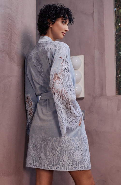 Short blue Branda dressing gown in velvet and lace - Marjolaine - 3