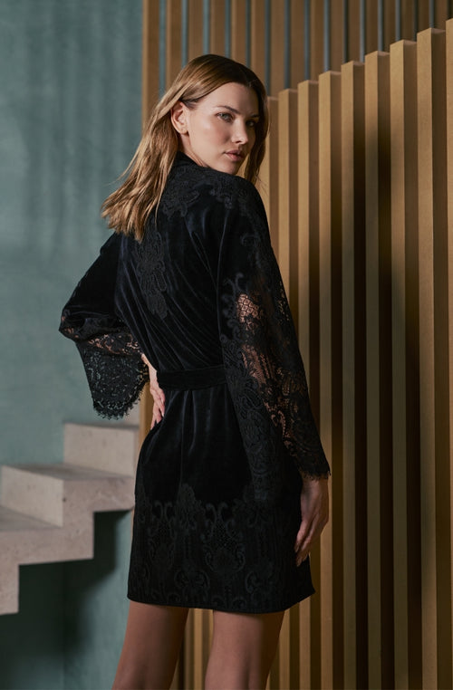 Peignoir court noir Branda en velours et dentelle | Marjolaine lingerie