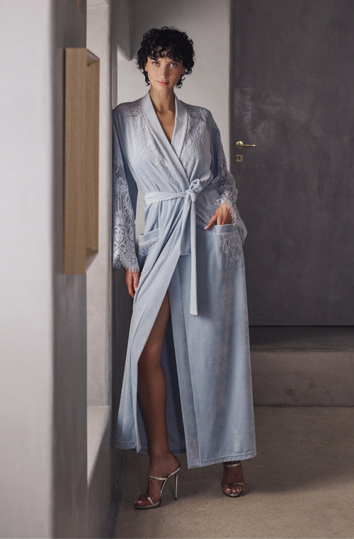 Peignoir long bleu Branda en velours et dentelle | Marjolaine lingerie