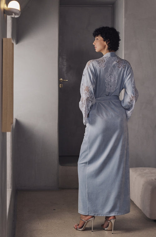 Peignoir long bleu Branda en velours et dentelle | Marjolaine lingerie