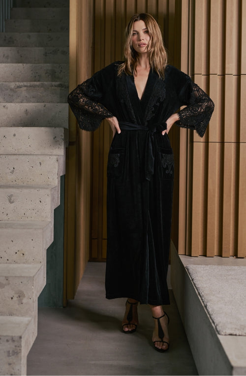 Peignoir long noir Branda en velours et dentelle | Marjolaine lingerie