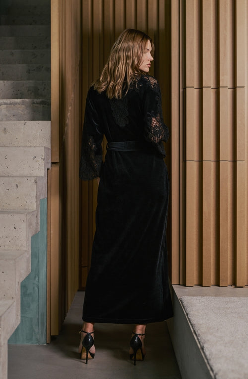 Peignoir long noir Branda en velours et dentelle | Marjolaine lingerie