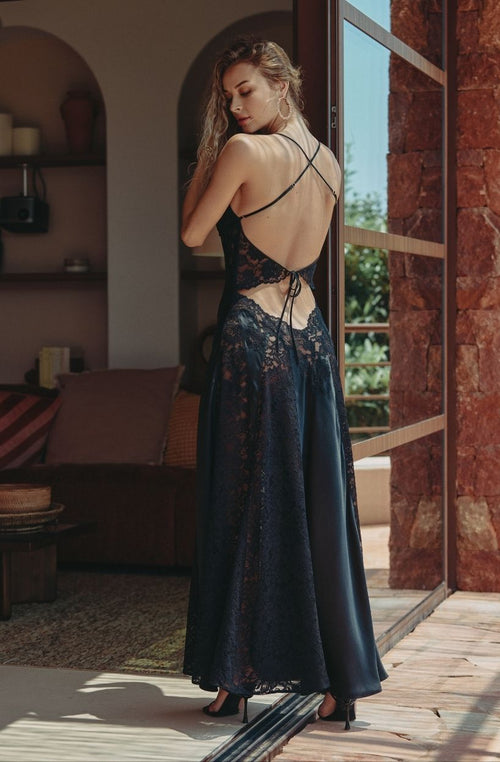 Robe nuisette longue évasée et dos nu en soie et dentelle noire Carmela - Marjolaine - 4