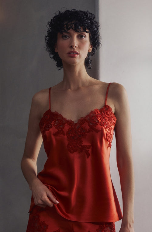 Caraco Bonnie en satin et broderie rouge | Marjolaine lingerie
