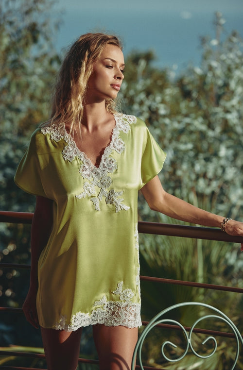 Carmela short nightdress in green silk with white embroidery | Marjolaine lingerie