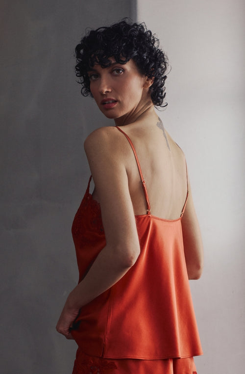 Caraco Bonnie en satin et broderie rouge | Marjolaine lingerie