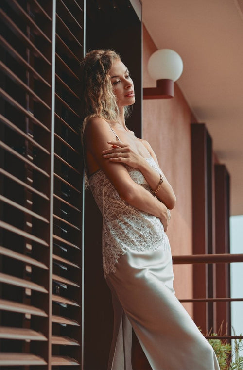 Langes Trägerkleid aus Spitze und grauer Seidensatin Carmela - Marjolaine - 3