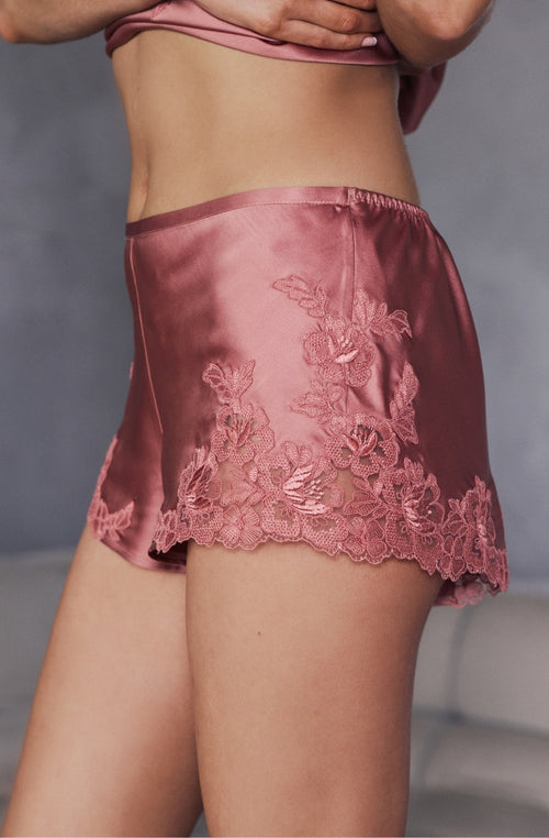 Short Bonnie en satin et broderie rose | Marjolaine lingerie