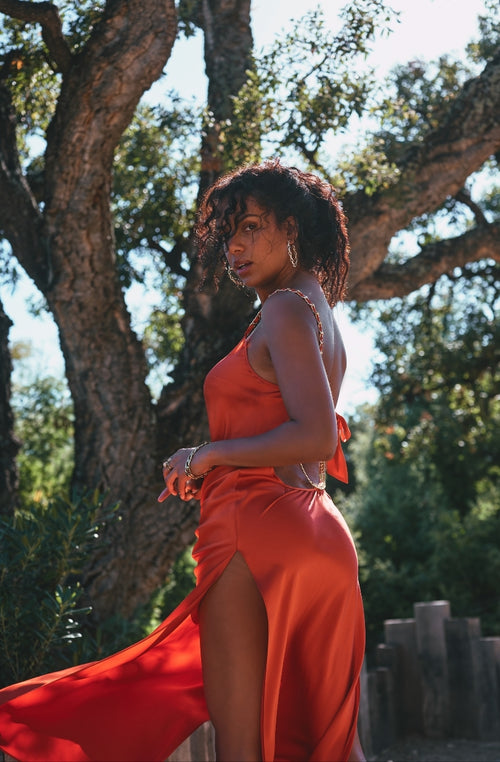 Ava red satin dress with a backless neckline adorned with gold jewels - Marjolaine Ava red satin dress with a backless neckline adorned with gold jewels - Marjolaine