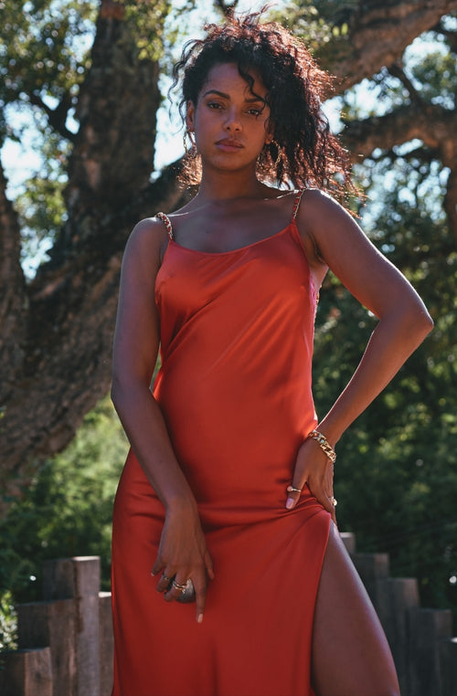 Ava red satin dress with a backless neckline adorned with gold jewels - Marjolaine Ava red satin dress with a backless neckline adorned with gold jewels - Marjolaine