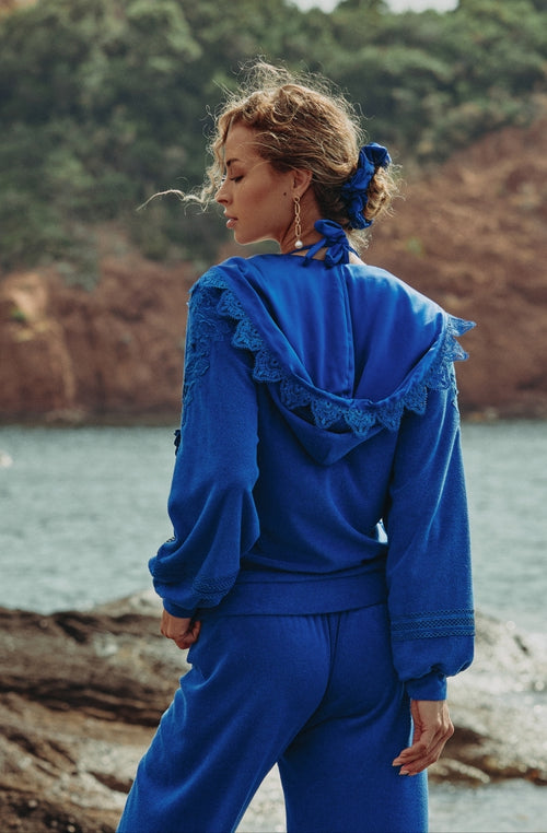 Veste à capuche Céleste en molleton de coton et broderies bleues | Marjolaine lingerie