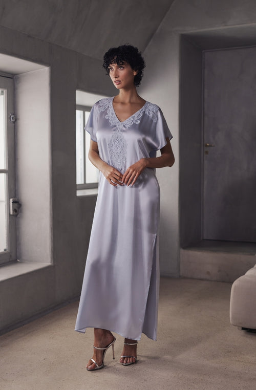 Langes Nachthemd Branda aus stahlblauem Satin und Spitze - Marjolaine - 3