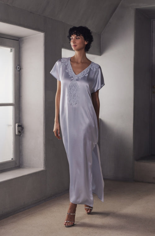 Chemise de nuit longue Branda en satin et dentelle bleue acier | Marjolaine lingerie