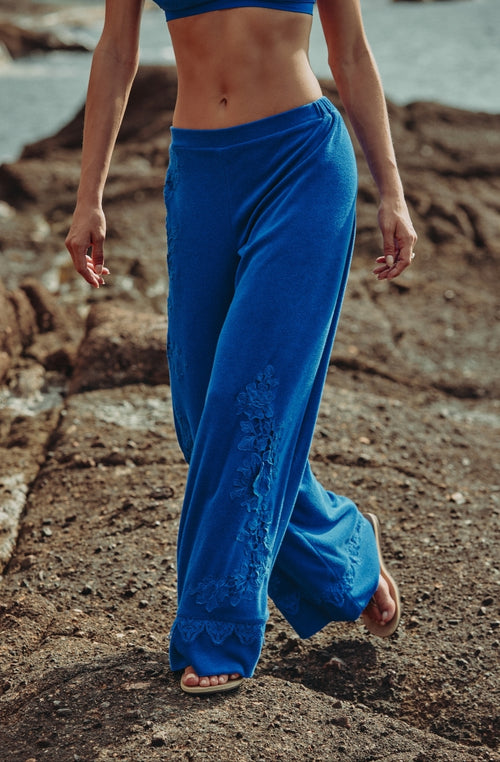 Blaue Celeste-Hose aus Baumwollfleece mit Stickereien | Marjolaine Dessous