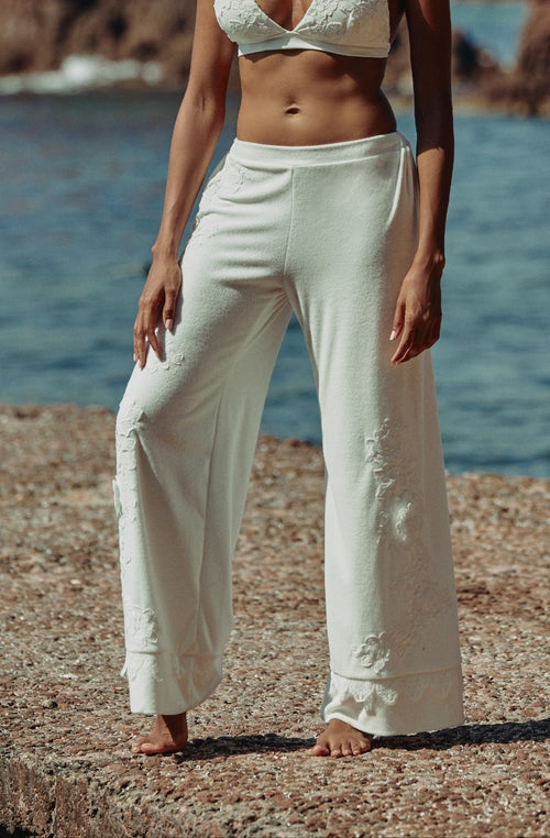 Céleste-Hose aus weißem Baumwollfleece mit Stickereien | Marjolaine Dessous