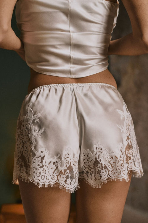 Weißer Shorty Tess aus Seide mit Spitze verziert | Marjolaine Dessous