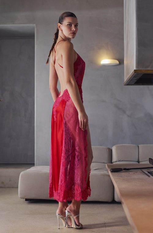 Nuisette longue dos nu en satin rouge et dentelle rose Brooke | Marjolaine lingerie