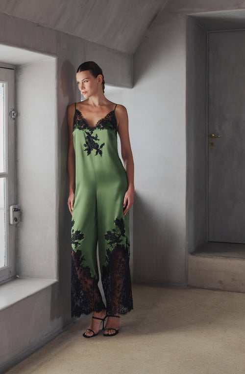 Combi-pantalon Bella en satin de soie vert et dentelle noire | Marjolaine lingerie