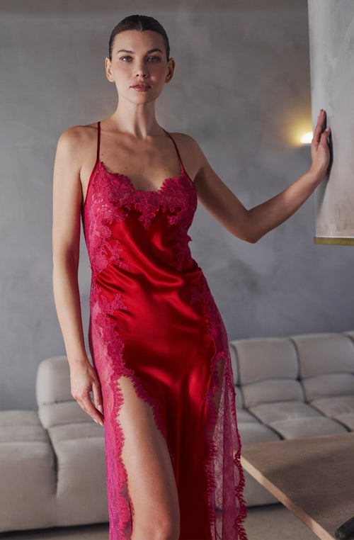 Nuisette longue dos nu en satin rouge et dentelle rose Brooke - Marjolaine - 4