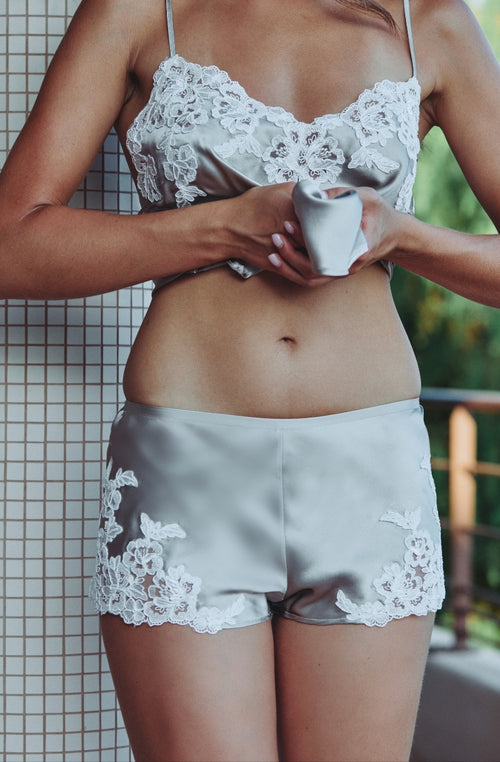 Grauer Seiden-Shorty mit weißer Carmela-Stickerei | Marjolaine Dessous