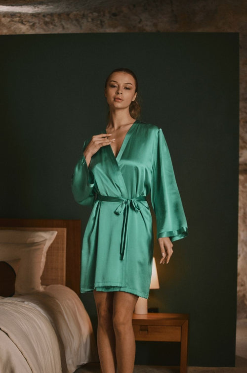 Daisy short dressing gown in sage green silk | Marjolaine lingerie