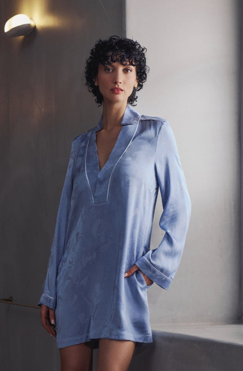 Robe Béatrice en satin jacquard bleu acier | Marjolaine lingerie