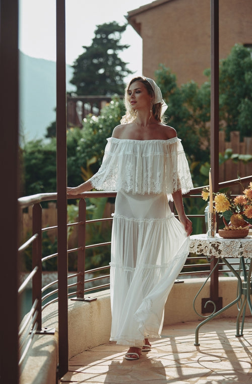 Robe longue Calista épaules nues en mousseline de soie et volant de dentelle blanche | Marjolaine lingerie