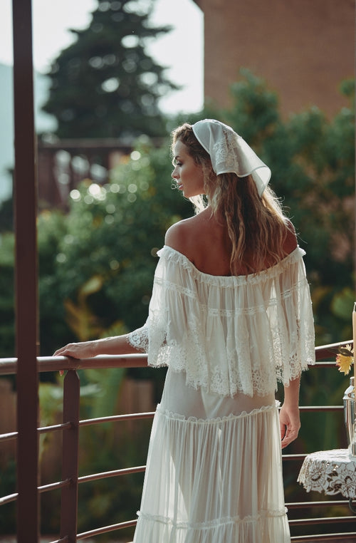 Robe longue Calista épaules nues en mousseline de soie et volant de dentelle blanche | Marjolaine lingerie